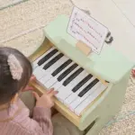 فيجا بيانو الخشبي الإلكتروني للأطفال ممتع وتعليمي وتفاعلي