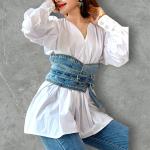 بلوزة بيضاء بأكمام منفوشة مع حزام كورسيه جينز