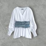 بلوزة بيضاء بأكمام منفوشة مع حزام كورسيه جينز